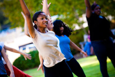 Graffiti, improvisational music, and hundreds of freshmen filled Patterson Green, just outside the Schwartz Center for Performing Arts on the afternoon of Friday, Sept. 9.